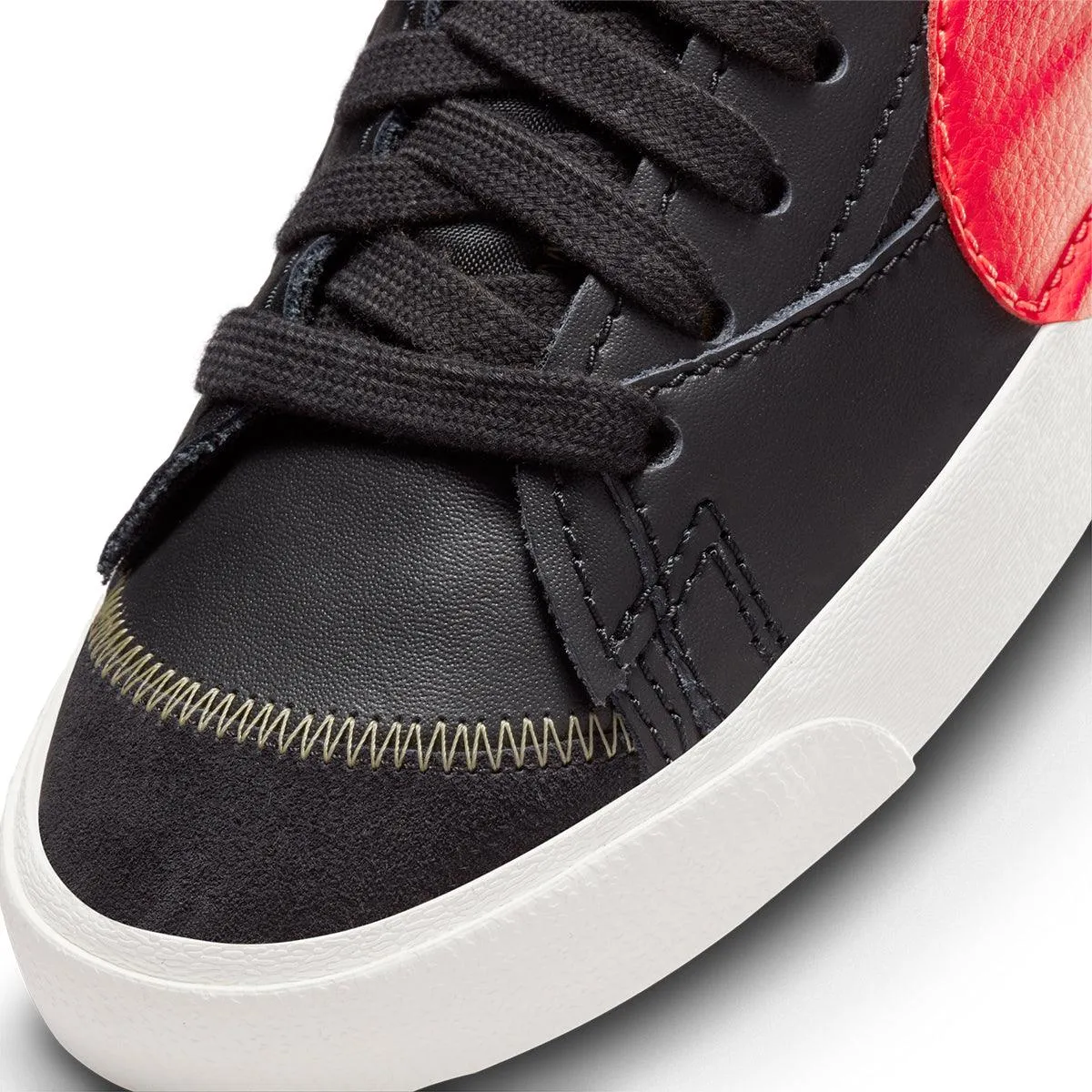 Blazer Mid '77 Jumbo 'Schwarz Knallrot'
